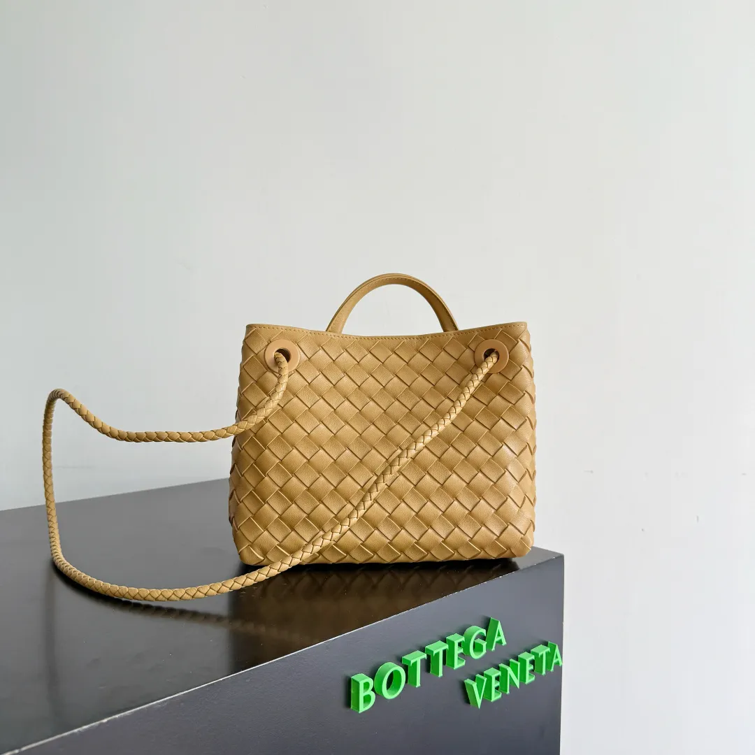 The new Andiamo batch of 3060 BV is shipped‼ ️The classic intercciato weaving process is used to create a soft bag, the metal knot is made of micro-cast aluminum using jewelry technology🪢, and the decorative beads are made of metal and hand-polished oak, allowing you to jump repeatedly between elegance and fun💃, making it unpredictable. Classic and versatile, it shows off your temperament, and the bag has a large capacity, making it very convenient for daily commuting! It has a variety of carrying methods, the shoulder straps can be adjusted by yourself, the original lambskin feels soft and delicate, and the unisex style breaks gender boundaries and brings a more practical and long-lasting use experience. The Andiamo, which has both elegant and casual styles, perfectly interprets the "fashionable old money style". Style number: 743568+wood hardware Color: nut color Size: 25*22*10.5cm